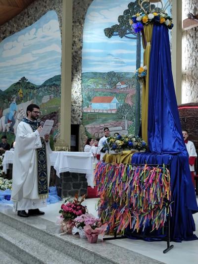 3º Dia da Novena reúne centenas de devotos no Santuário Nossa Senhora Aparecida Celebração foi presidida pelo Padre Aroldo Shinemann Filho e marcada por fé
